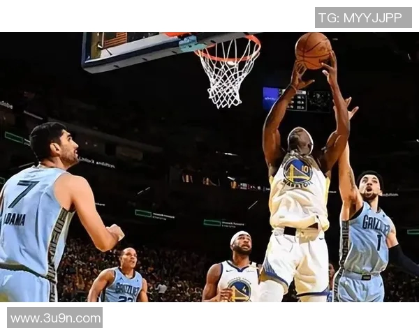 汤普森领衔勇士对决公牛球队的精彩较量与赛场瞬间回顾